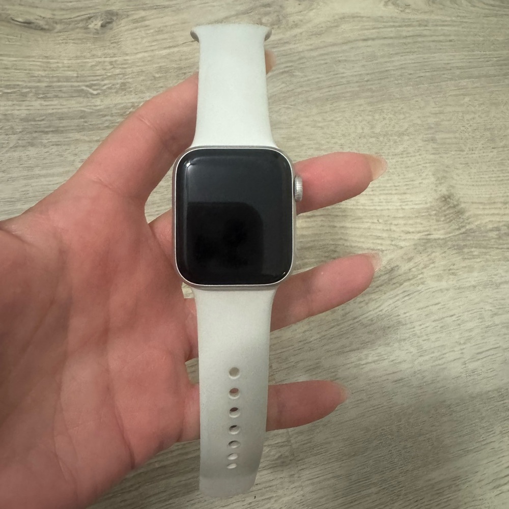 Apple Smartwatch with Silver Case and White Band - Picture 10 of 11